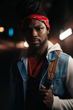 Ciddi Genç Afrikalı Erkek Portresi