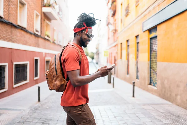 Legal afro menino usando telefone — Fotografia de Stock