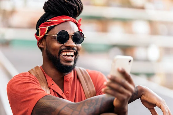 Cool Afro Boy ใช้โทรศัพท์ — ภาพถ่ายสต็อก