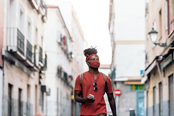 Pria Afrika Memakai Topeng Wajah — Stok Foto