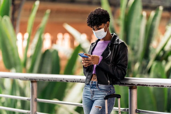Afro Young Girl Menggunakan Telepon — Stok Foto