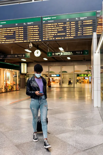 Afro dívka na vlakovém nádraží — Stock fotografie