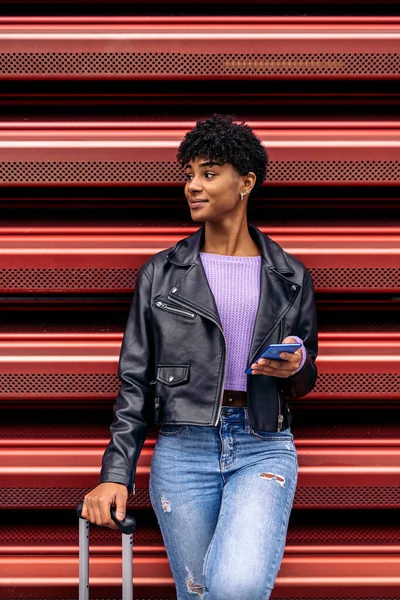 Cool Afro Girl ใช้โทรศัพท์ — ภาพถ่ายสต็อก
