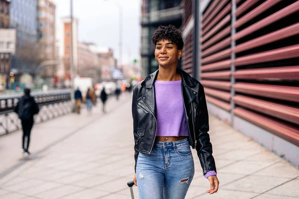 Cool Afro Turismo Mujer Caminando — Foto de Stock