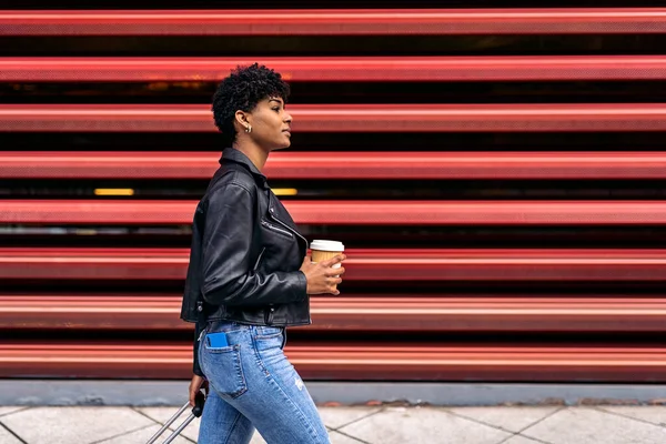 Cool Afro ผู้หญิงนักท่องเที่ยว เดิน — ภาพถ่ายสต็อก