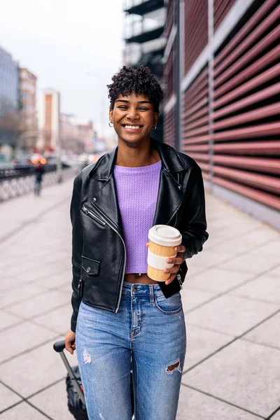 Feliz joven Afro Turista Mujer — Foto de Stock