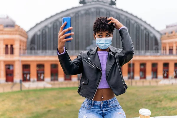Afro หญิง taking Selfie ด้วย โทรศัพท์ — ภาพถ่ายสต็อก