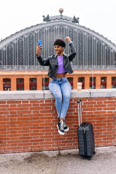 Afro fille prendre selfie avec téléphone — Photo