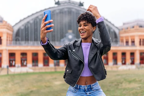 Afro fille prendre selfie avec téléphone — Photo