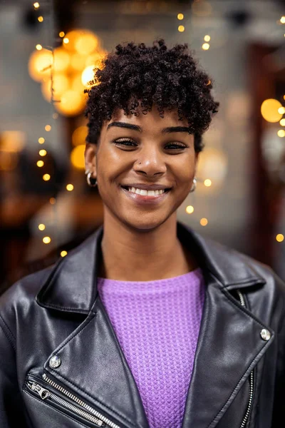 Jovem bonita afro menina retrato — Fotografia de Stock