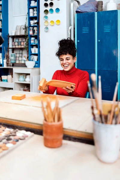 陶芸教室で幸せそうな女立ち鍋のストックフォト — ストック写真