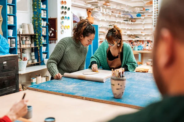 Foto Stock Mulheres Concentradas Avental Trabalhando Atelier Cerâmica — Fotografia de Stock