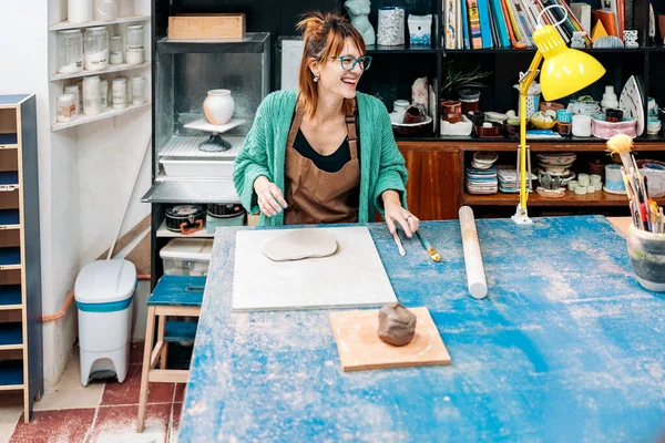 Фото Счастливой Женщины Фартуке Работающей Керамической Мастерской — стоковое фото