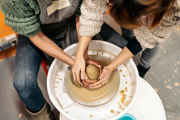 Foto Stock Profesor Cerámica Explicando Mujer Reconocida Cómo Utilizar Rueda — Foto de Stock