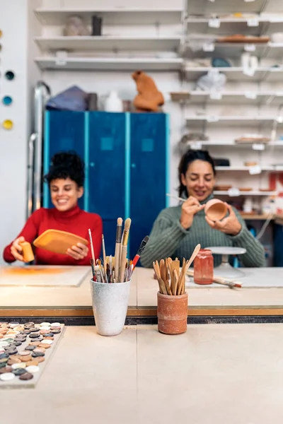 Foto Stock Mujeres Alegres Delantal Usando Pincel Hablando Durante Clase —  Fotos de Stock