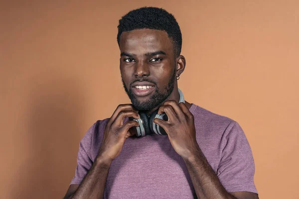 Foto Stock Belo Homem Negro Usando Fones Ouvido Olhando Para — Fotografia de Stock