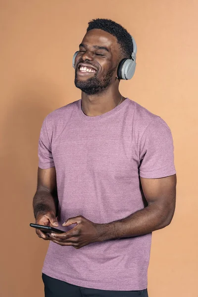 Foto Stock Homem Negro Feliz Usando Fones Ouvido Usando Seu — Fotografia de Stock
