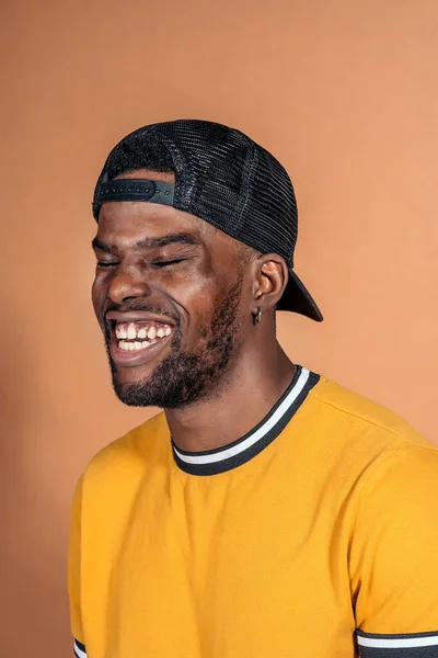 Στοκ Φωτογραφία Του Όμορφου Μαύρου Αγοριού Στο Στούντιο Πυροβόλησε Γελώντας — Φωτογραφία Αρχείου