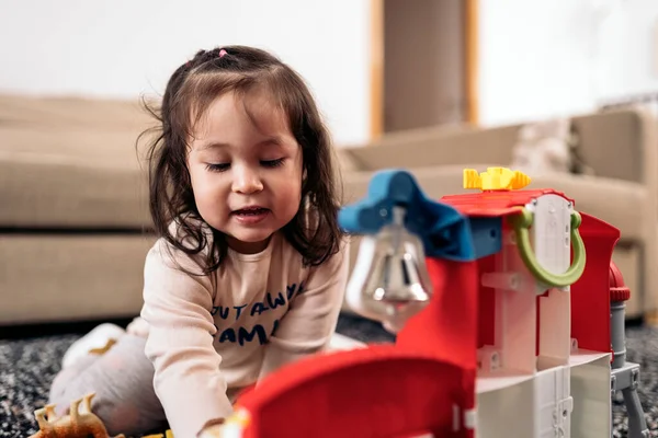 Stockfoto Van Schattig Klein Meisje Hebben Plezier Thuis Spelen Met — Stockfoto