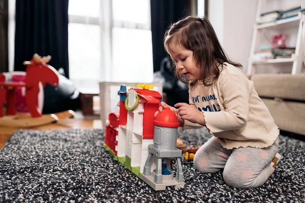 Стокове Фото Милої Маленької Дівчинки Розважається Вдома Граючи Своїми Іграшками — стокове фото