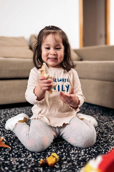 Lagerfoto Söt Liten Flicka Som Har Roligt Hemma Och Leker — Stockfoto