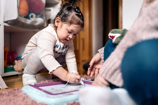 Foto Stock Linda Niña Divirtiéndose Pintura Casera — Foto de Stock