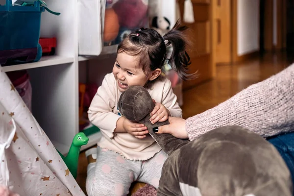 Στοκ Φωτογραφία Του Χαριτωμένο Κοριτσάκι Έχει Διασκέδαση Στο Σπίτι Παίζει — Φωτογραφία Αρχείου