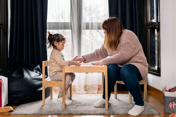 Foto Mujer Feliz Haciendo Dibujos Sala Estar Con Linda Hija — Foto de Stock