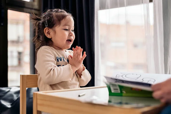 Foto Stock Menina Bonito Divertindo Pintura Casa Usando Cores — Fotografia de Stock