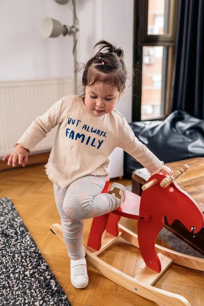 Stock Foto Linda Niña Divirtiéndose Casa Jugando Con Caballo Juguete — Foto de Stock