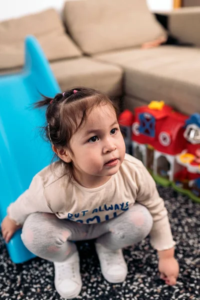 Foto Stock Linda Niña Divirtiéndose Casa Jugando Con Sus Juguetes — Foto de Stock