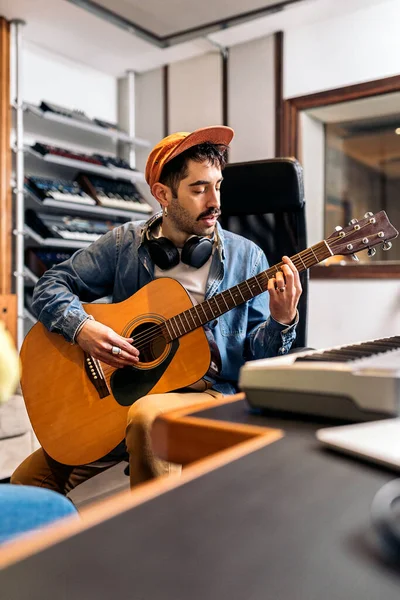 스튜디오에서 기타를 연주하는 미술가의 — 스톡 사진
