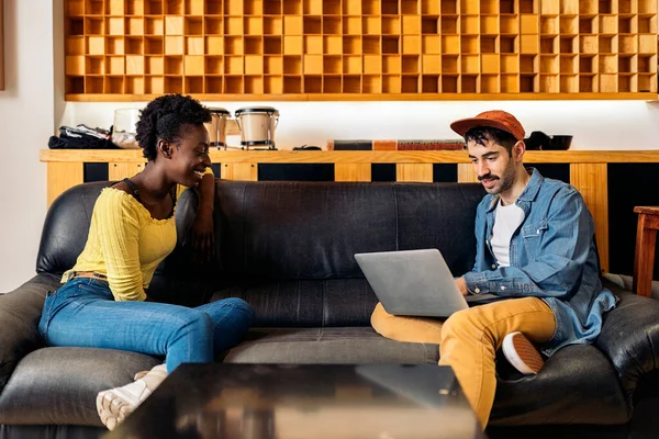 Foto Stock Del Productor Música Cantante Negro Hablando Estudio Música — Foto de Stock