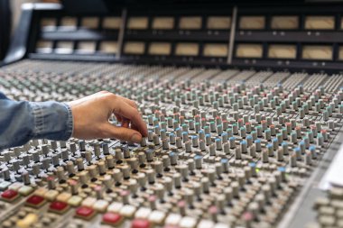Profesyonel müzik stüdyosunda tanınmayan birinin paneli kullanırken çekilmiş resmi..