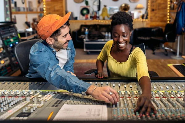 Foto Stock Productor Musical Masculino Trabajando Con Cantante Negro Estudio — Foto de Stock