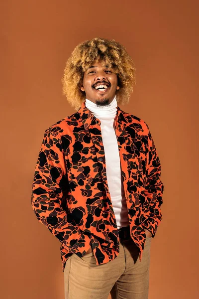 Stüdyoda Kahverengi Arka Planda Gülümseyen Kameraya Bakan Neşeli Afro Adamın — Stok fotoğraf