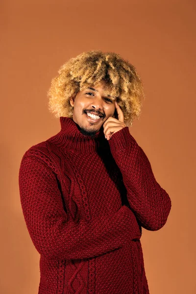 Stüdyoda Gülümseyen Afro Adamın Kahverengi Arka Planda Kameraya Bakarken Çekilmiş — Stok fotoğraf