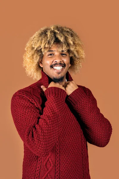 Stock Foto Smiley Afro Hombre Sonriendo Mirando Cámara Estudio Tiro —  Fotos de Stock