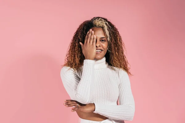 Stockfoto Van Smiley Vrouw Met Krullend Haar Zoek Naar Camera — Stockfoto