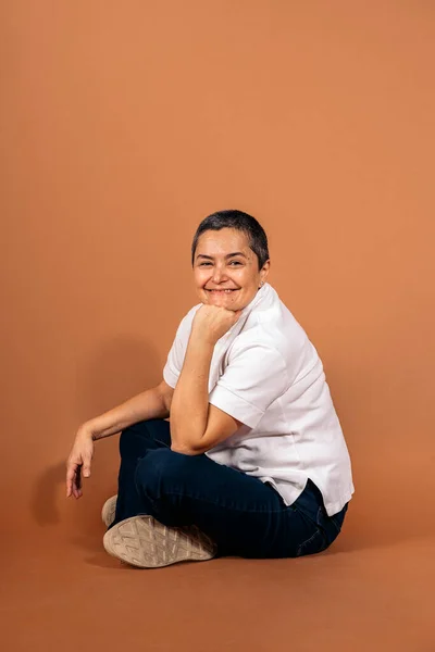 Archivfoto Einer Smiley Frau Mit Kurzen Grauen Haaren Die Studio — Stockfoto