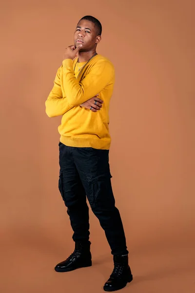 Stüdyoda Kahverengi Arka Planda Poz Veren Sıradan Giyinmiş Genç Adamın — Stok fotoğraf