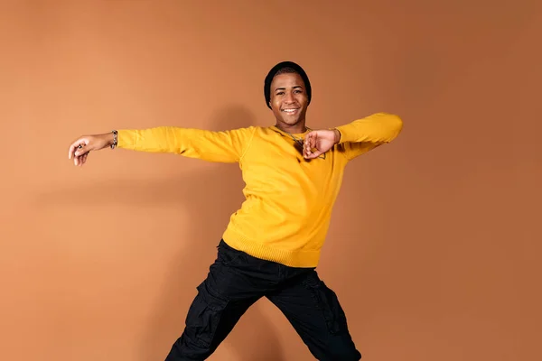 Havalı Afro Adamın Dans Ederken Stüdyoda Kahverengi Arka Planda Kameraya — Stok fotoğraf
