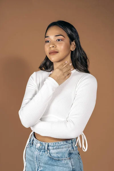 Stock Photo Smiley Beautiful Girl Posing Studio Shot Brown Background — Stockfoto