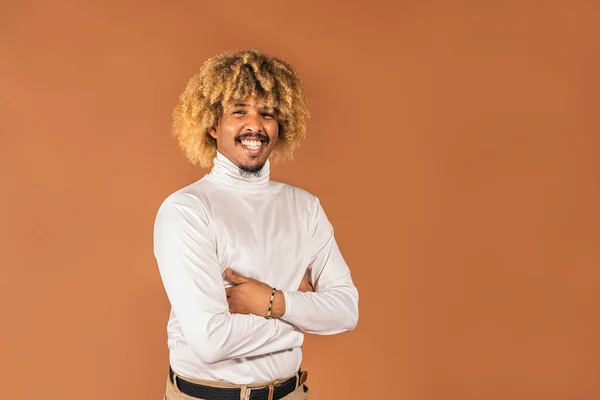 Stüdyoda Kahverengi Arka Planda Gülümseyen Kameraya Bakan Havalı Afro Adamın — Stok fotoğraf