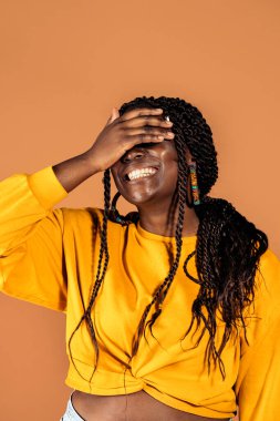 Stüdyoda gülümseyen ve eğlenen güzel siyahi bir kadının stok fotoğrafı..