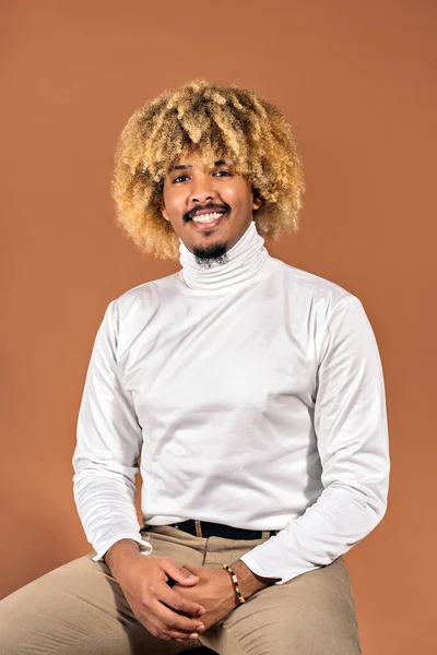 Stüdyoda Kahverengi Arka Planda Gülümseyen Kameraya Bakan Neşeli Afro Adamın — Stok fotoğraf