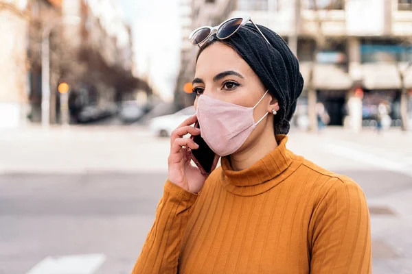 Expressive Muslim Muda Wanita Mengenakan Pelindung Wajah Topeng Menggunakan Ponsel — Stok Foto