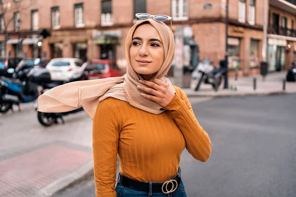 Mulher Muçulmana Muito Jovem Vestindo Lenço Cabeça Rosa Sorrindo Olhando — Fotografia de Stock