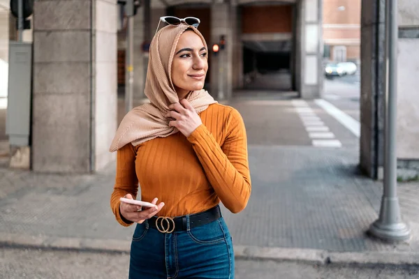 Mulher Muçulmana Muito Jovem Usando Lenço Cabeça Usando Seu Telefone — Fotografia de Stock