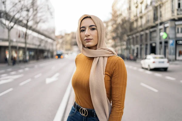 Mulher Muçulmana Muito Jovem Vestindo Lenço Cabeça Rosa Sorrindo Olhando — Fotografia de Stock